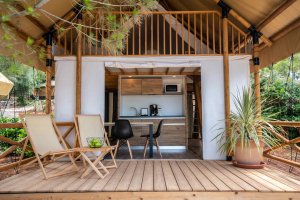Glamping Stan Safari s podkrovím s 2 ložnicemi s výhledem na moře pro max. 4 osoby - foto 1
