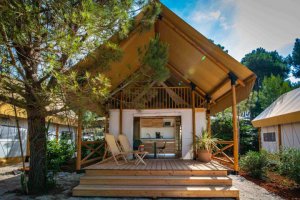 Glamping Stan Safari s podkrovím s 2 ložnicemi s výhledem na moře pro max. 4 osoby - foto 4