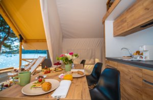 Glamping Stan Safari s podkrovím s 2 ložnicemi s výhledem na moře pro max. 4 osoby - foto 6