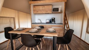 Glamping Stan Safari s podkrovím s 2 ložnicemi s výhledem na moře pro max. 4 osoby - foto 7